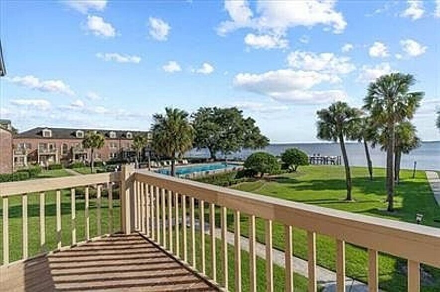 Building Photo - 842 Cedar St