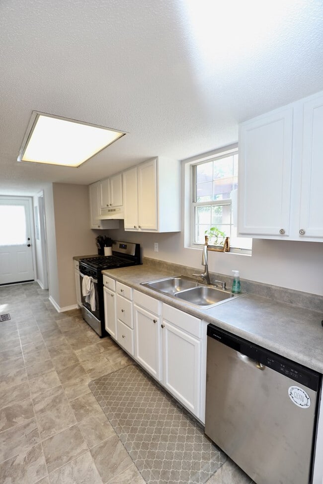 Building Photo - 1910 Lybrand St