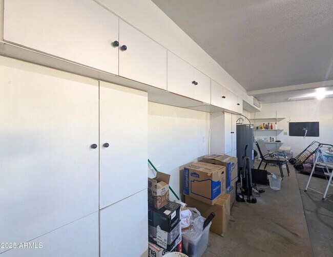 Building Photo - 242 S Sycamore Pl