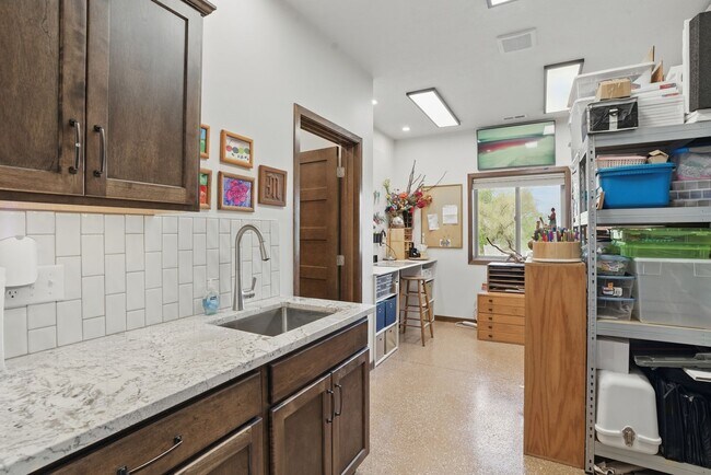 Building Photo - 5700 Island Ct