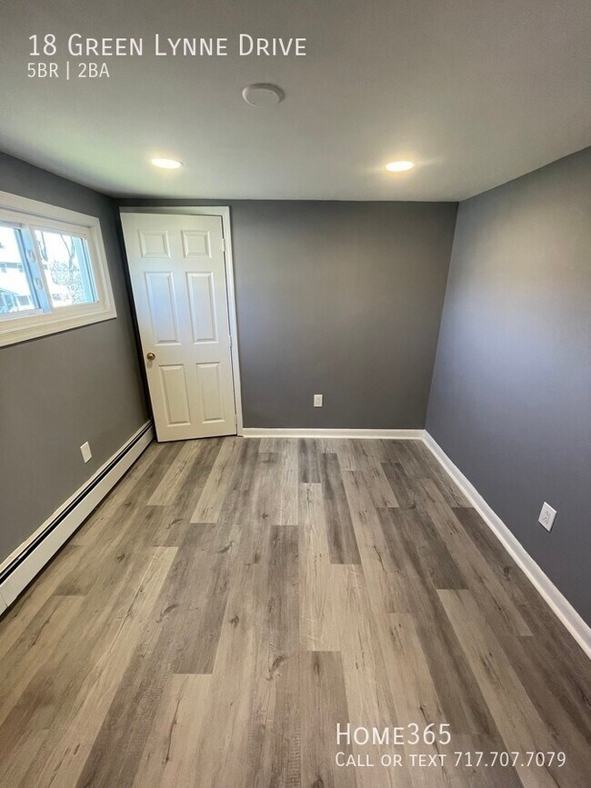 Building Photo - 18 Green Lynne Drive - Beautiful 5 Bedroom...