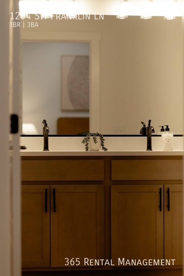 Building Photo - 1204 SW Franklin Dr