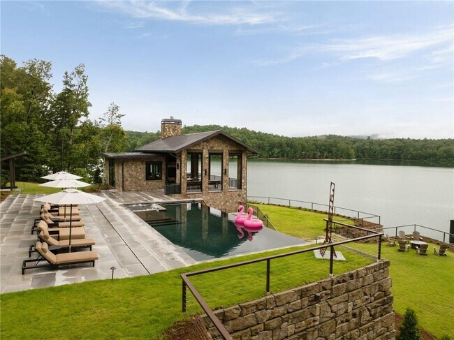 Building Photo - 725 Rocky Point Dr