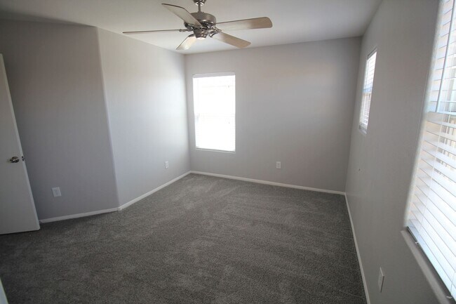 Building Photo - Fantastic 3bed/2.5 bath in Southwest ready for immediate move-in!