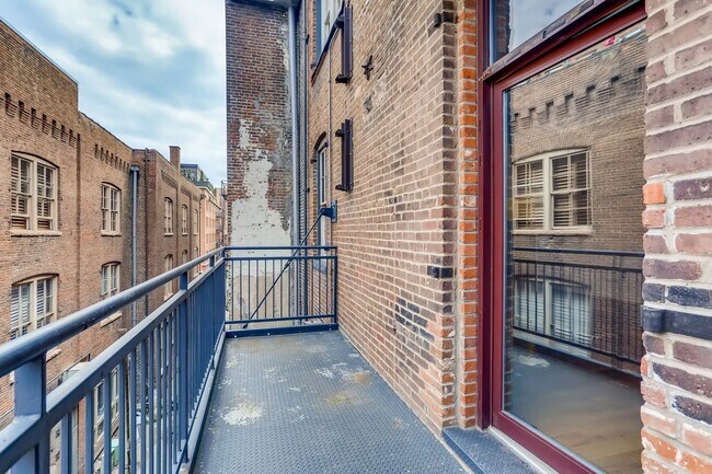 Building Photo - 3 Bedroom 2 Bath Loft Living At It's Finest In LODO! Wireworks Building