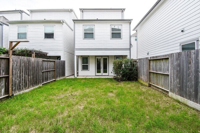 Building Photo - 1122 Live Oak St