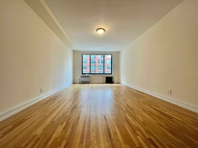 Building Photo - 1570 1st Ave