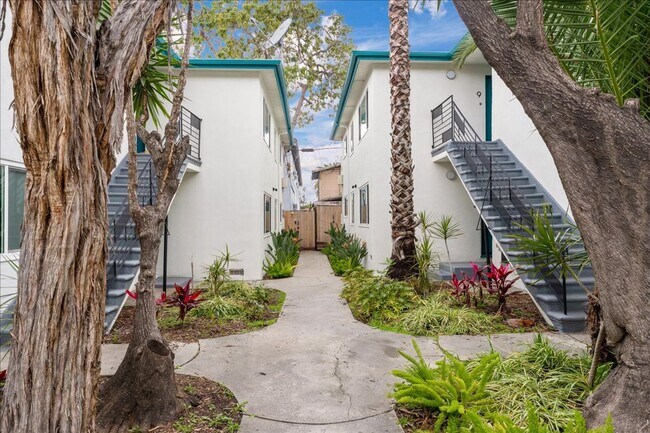Building Photo - 1347 N Las Palmas Ave