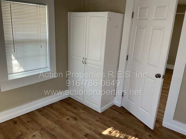 Building Photo - Move In Special! Central Roseville Bungalow 2 bedroom 1 Bathroom, Street Parking, Shed, No Yard