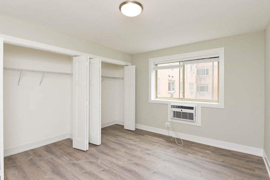 Building Photo - 447 W Surf St
