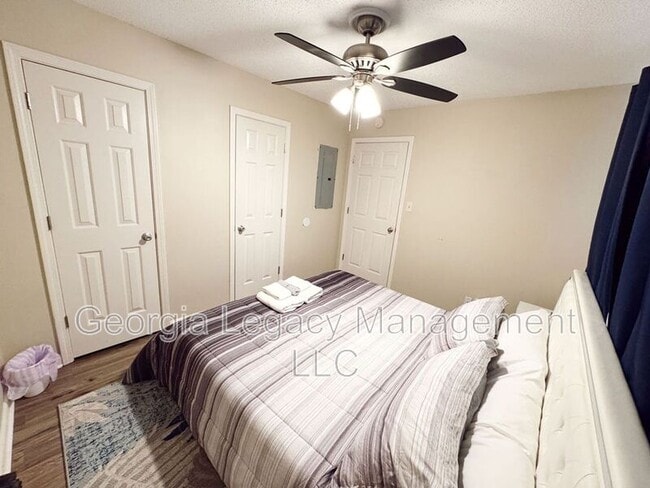 Building Photo - 62 Creek Side Dr