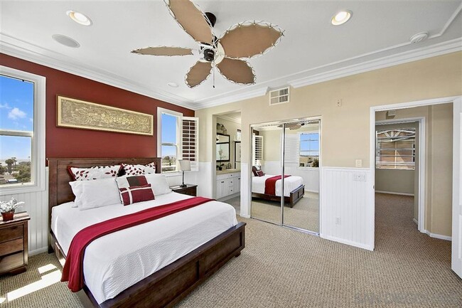 Building Photo - 3 Bedroom 3.5 Bathroom Townhouse in Sunset Cove