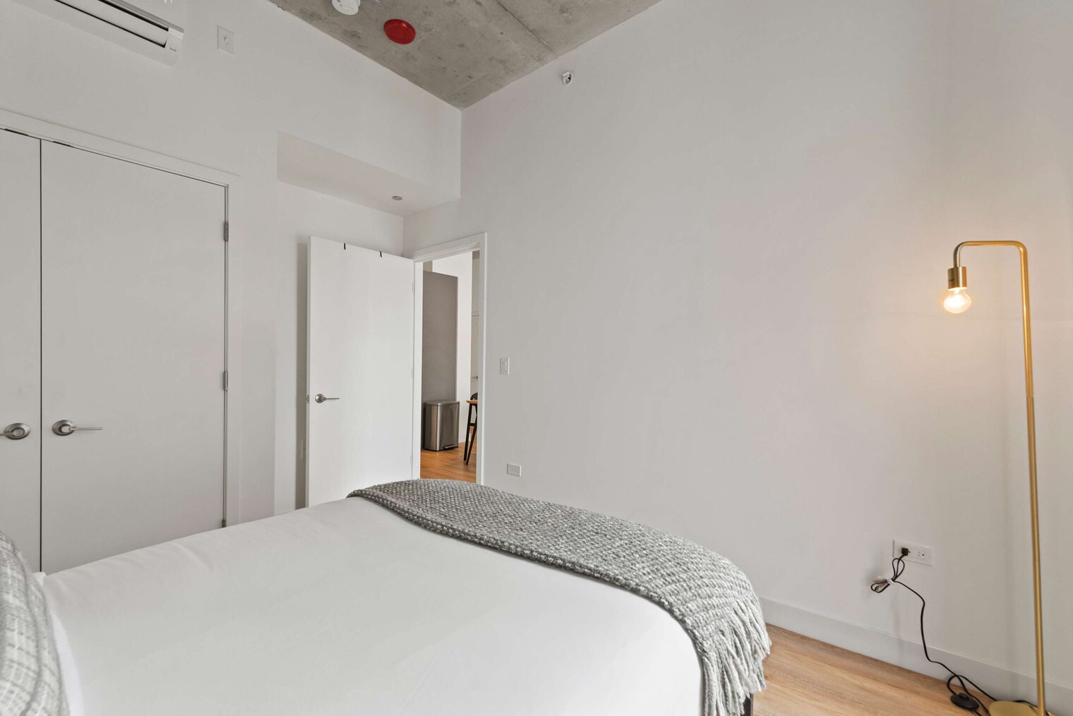 Building Photo - 853 W Blackhawk St