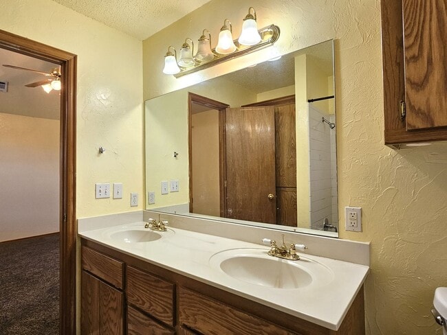 Building Photo - 205 N Eastgate Dr
