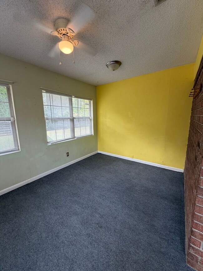 Building Photo - FOR RENT