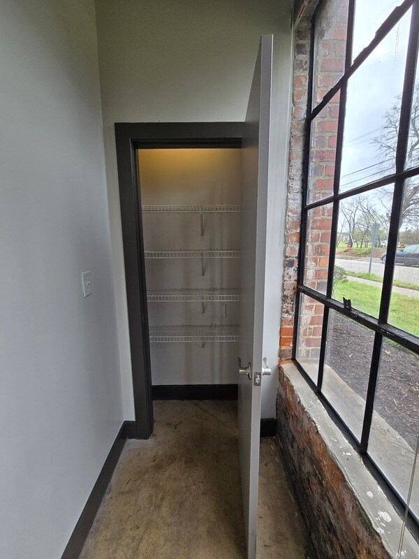 Building Photo - 123 Pine St