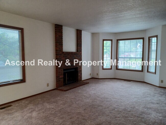 Building Photo - Ready Immediately Summer Lake 3 Bed on Corner Lot, Fenced Yard, Primary Bed on Main Level 1 Small...