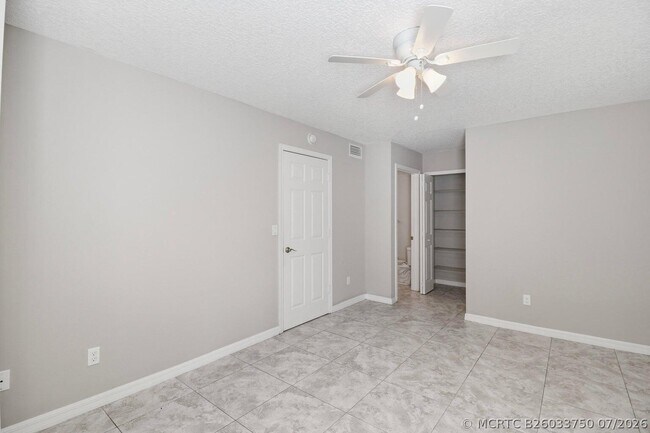 Building Photo - 2625 Heathcote Dr