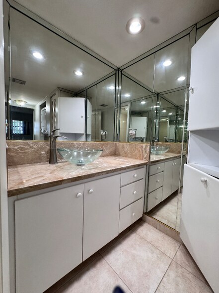 Building Photo - 995 SW 84th Ave