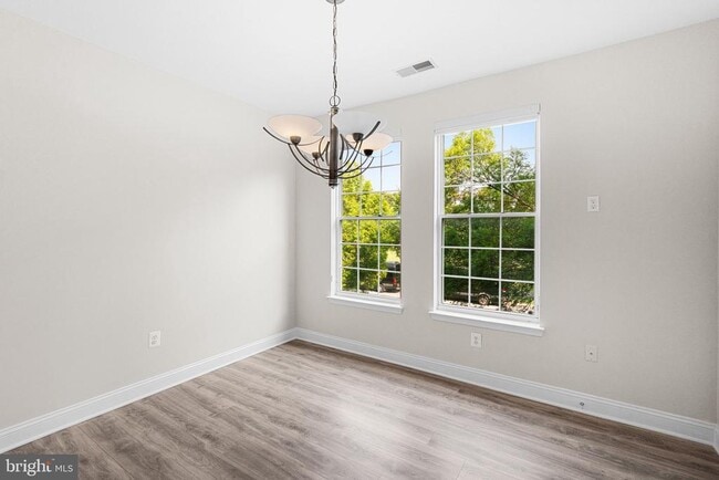Building Photo - 701 Fallsgrove Dr