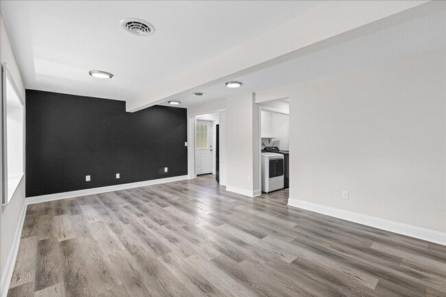Building Photo - 2901 N Lakeshore Dr