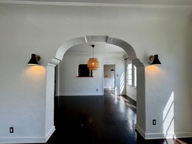 Building Photo - Gorgeous Remodeled Spanish 2+1.5 near the ...