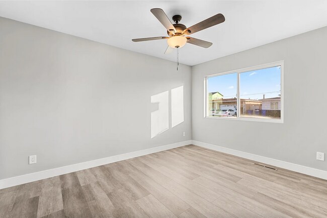 Building Photo - Bathrooms on bathrooms!