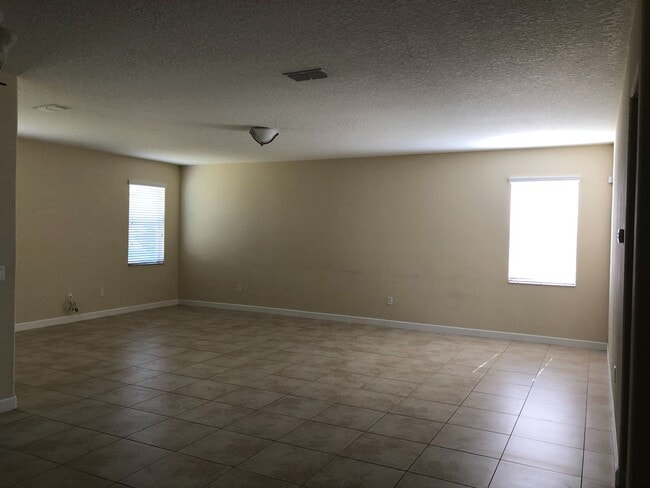 Building Photo - 5 Bedroom / 3.5 Bathroom House at Independ...
