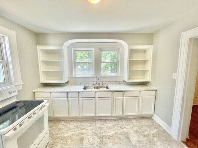 Building Photo - Freshly renovated 3 Bed 1 Bath Home Near UNCG!