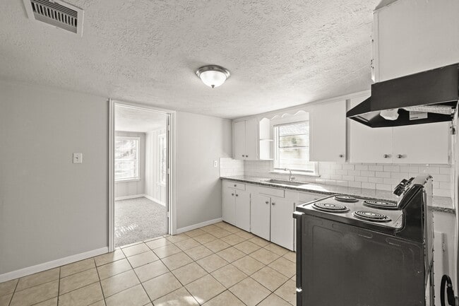 Building Photo - 203 W Hart Ave