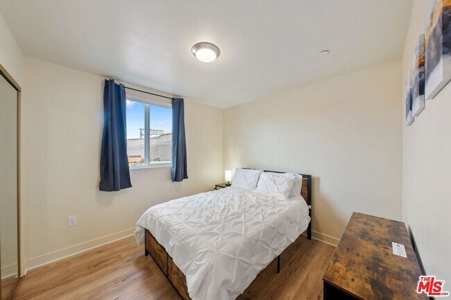 Building Photo - 5912 S Flower St