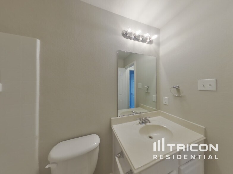 Building Photo - 2125 Bluebell Dr