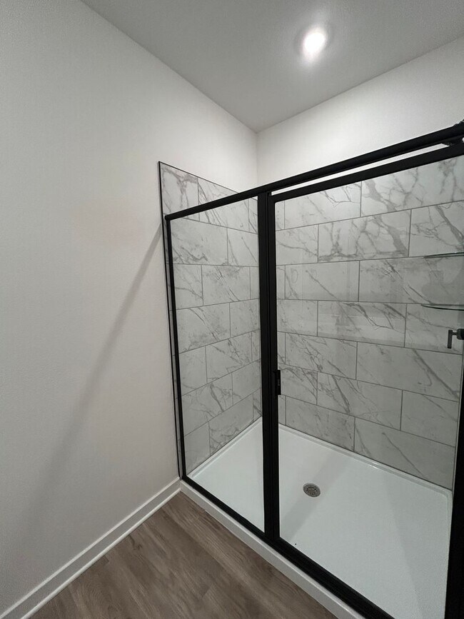 Building Photo - Modern Luxury Living in the Heart of Siloa...