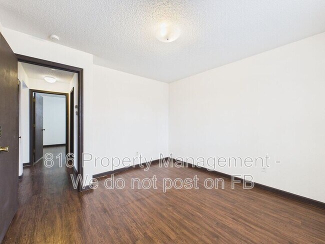 Building Photo - 1020 NE Lindsay Ave