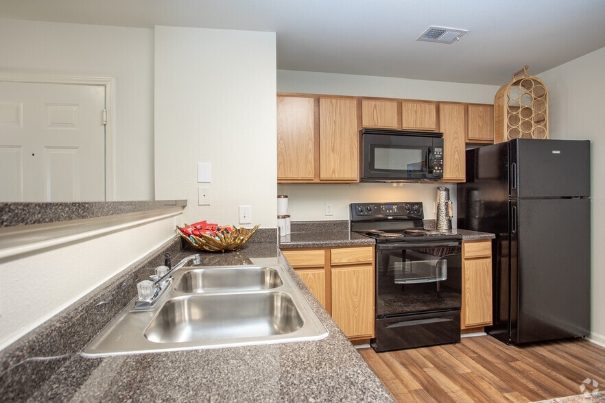 2BR, 2BA - 1,035SF - Kitchen - Eagle Point Village
