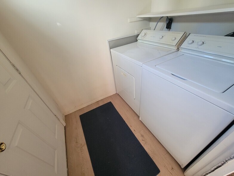 Laundry room - 70 Rittenhouse Dr