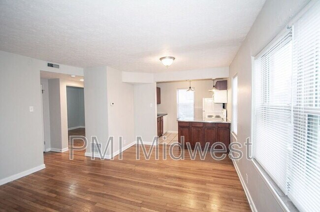 Building Photo - 146 E 19th St