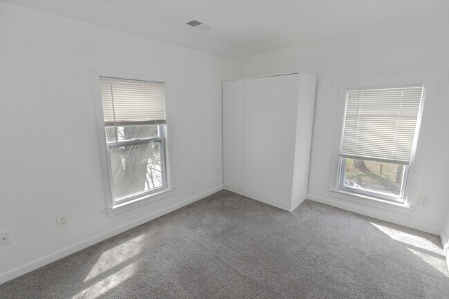 Building Photo - 125 Bell St