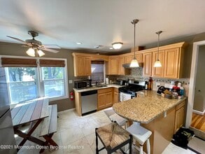 Building Photo - 425 Sylvania Ave