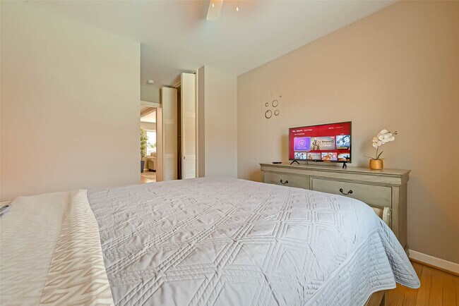 Building Photo - 5330 Hialeah Dr