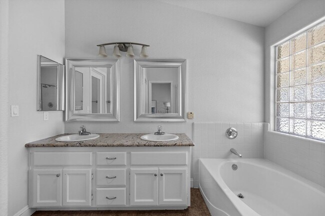 Building Photo - 10303 Roehampton Ave