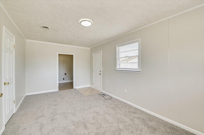 Building Photo - 2701 Deen Ave