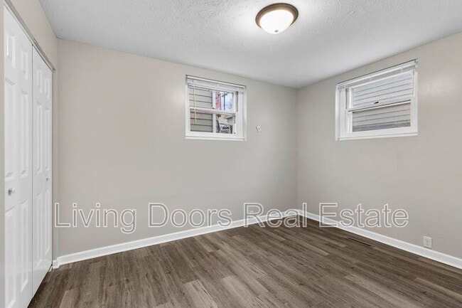 Building Photo - 348 S 5th St