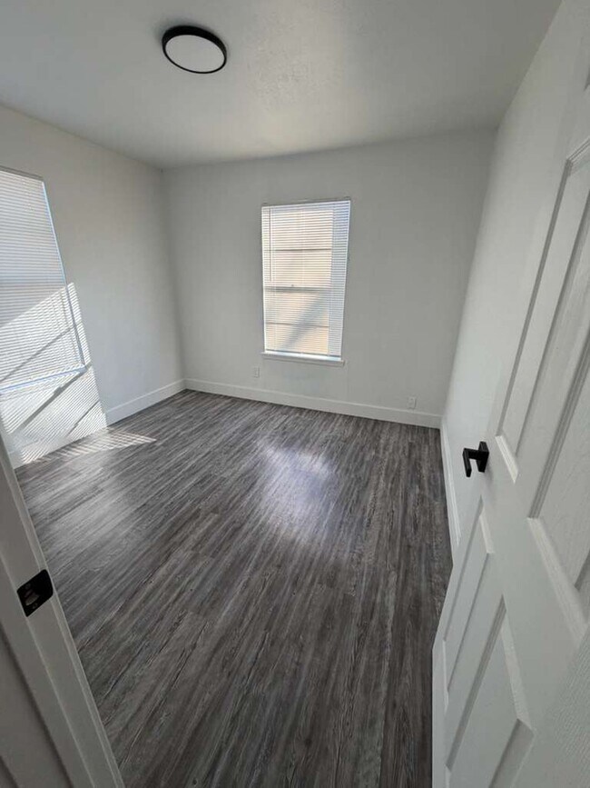 Building Photo - 3200 SW 44th St