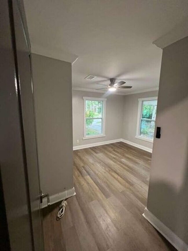 Building Photo - 932 31st St