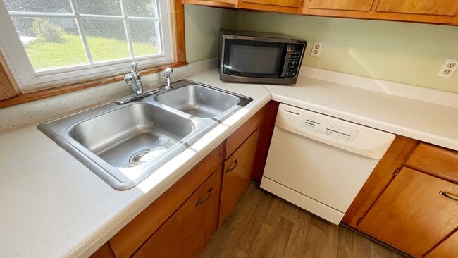 Building Photo - 3 BR House on a Lake 1.5 Baths
