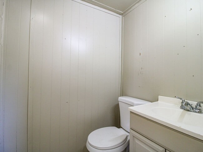 Building Photo - Excellent Location close to Fayetteville!
