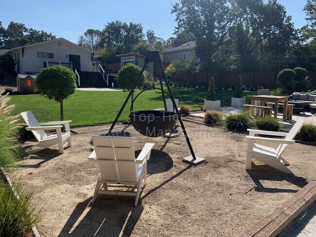 Building Photo - Beautiful, Private, Bright, Remodeled 3 Bd...