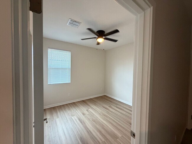 Building Photo - 36987 N Sidewinder Dr