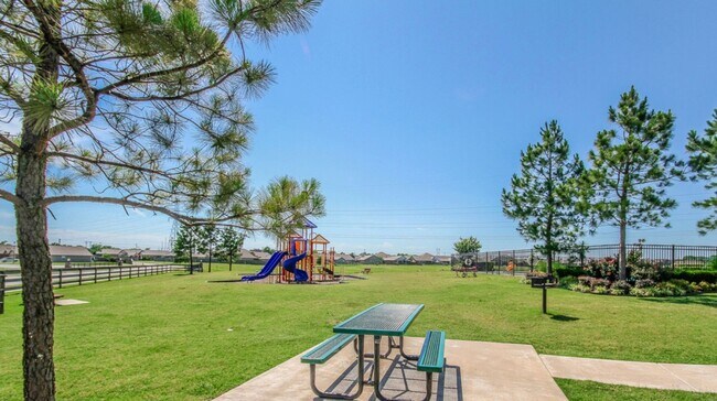 Building Photo - Welcome to your new 3 bedroom, 2 bath home in this wonderful Lake Valley community!